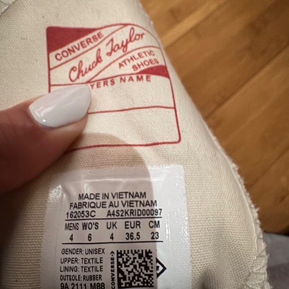 Chuck 70 Hi in Parchment, Garnet & Egret Converse - Men’s 4 l Women’s 6 - Picture 4 of 4